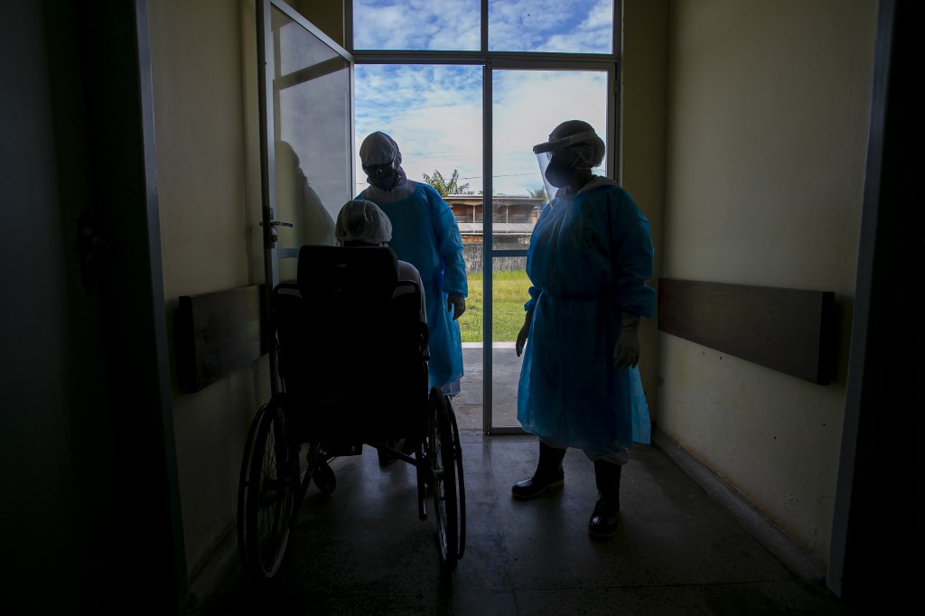 Enfermeros: Héroes “sin capa” que combaten el coronavirus en Brasil