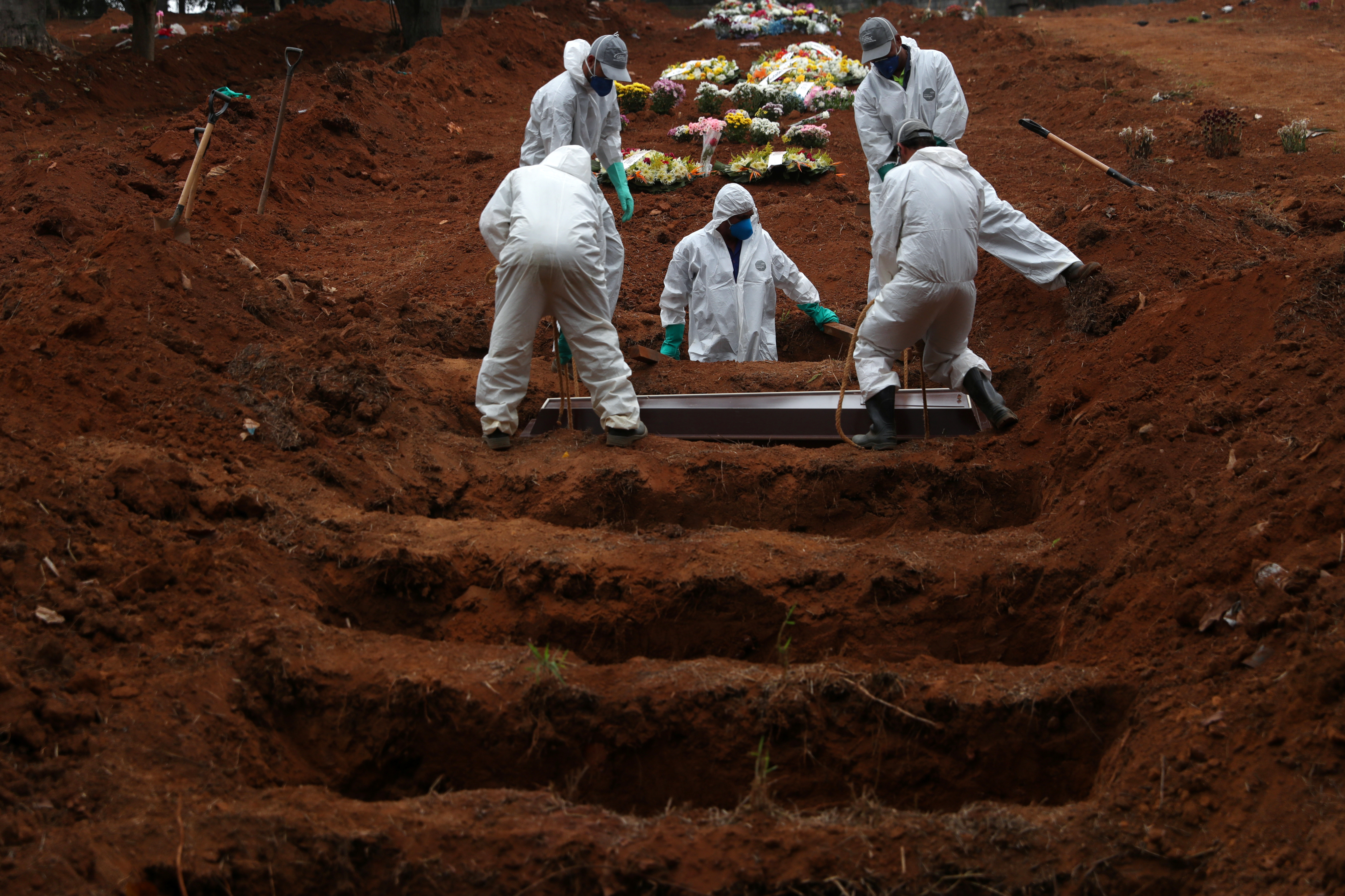 Brasil roza las 250 mil muertes tras casi un año de pandemia