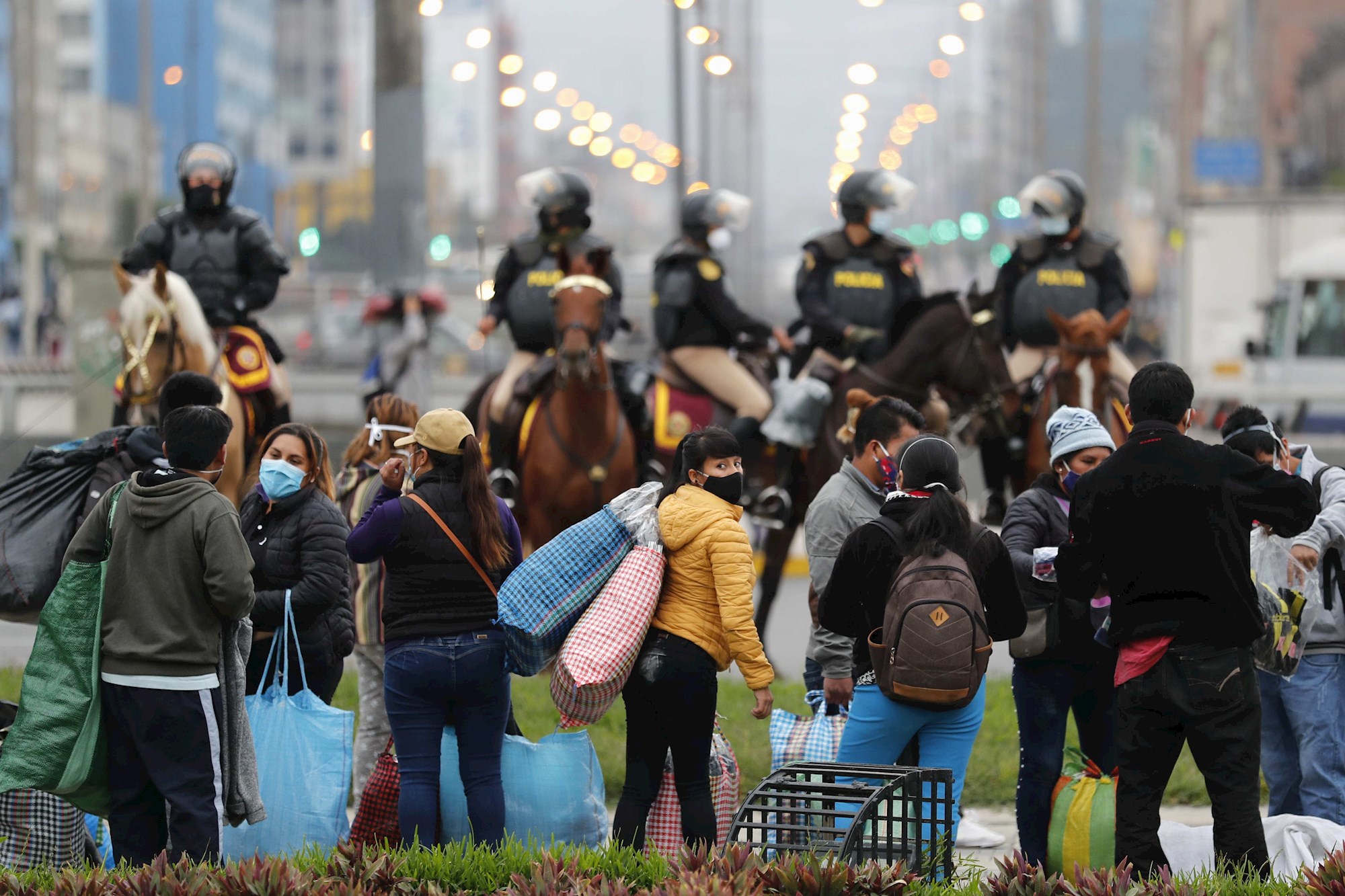 Miles de vendedores ambulantes desacatan cuarentena e invaden calles de Lima