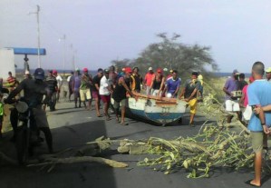 En Araya, pescadores trasladaron peñeros al asfalto para protestar por falta de gasolina (Fotos)
