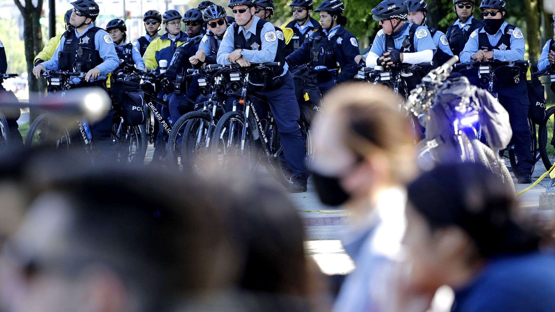 La policía de Chicago ordena volver a turnos de 12 horas sin días libres durante protestas