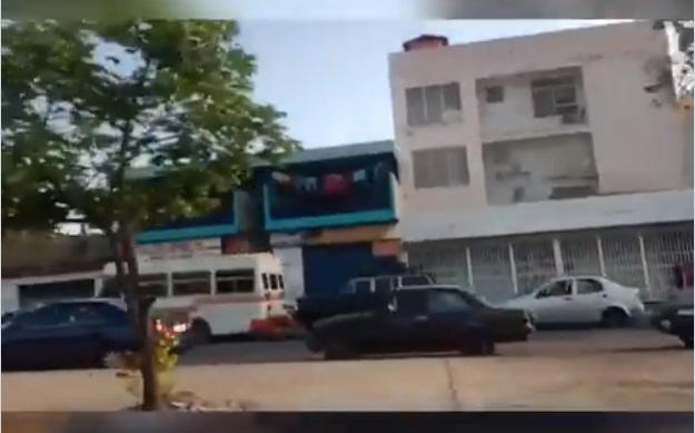 Así se encuentra la mega cola de conductores en Barquisimeto para echar gasolina este #5Jun (Video)