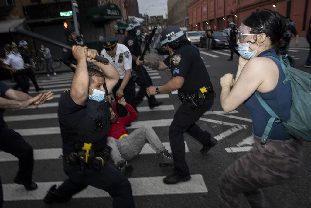 Al menos 700 arrestos en NYC después de las protestas pacíficas por desafiar toque de queda
