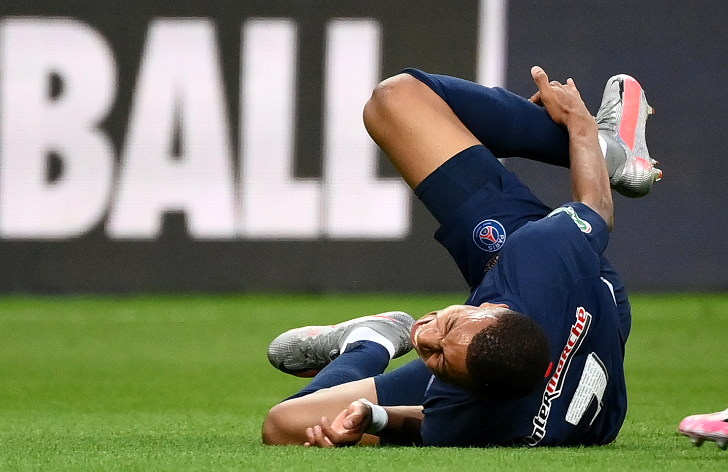 Mbappé sufre un fuerte esguince de tobillo y es duda para la Champions