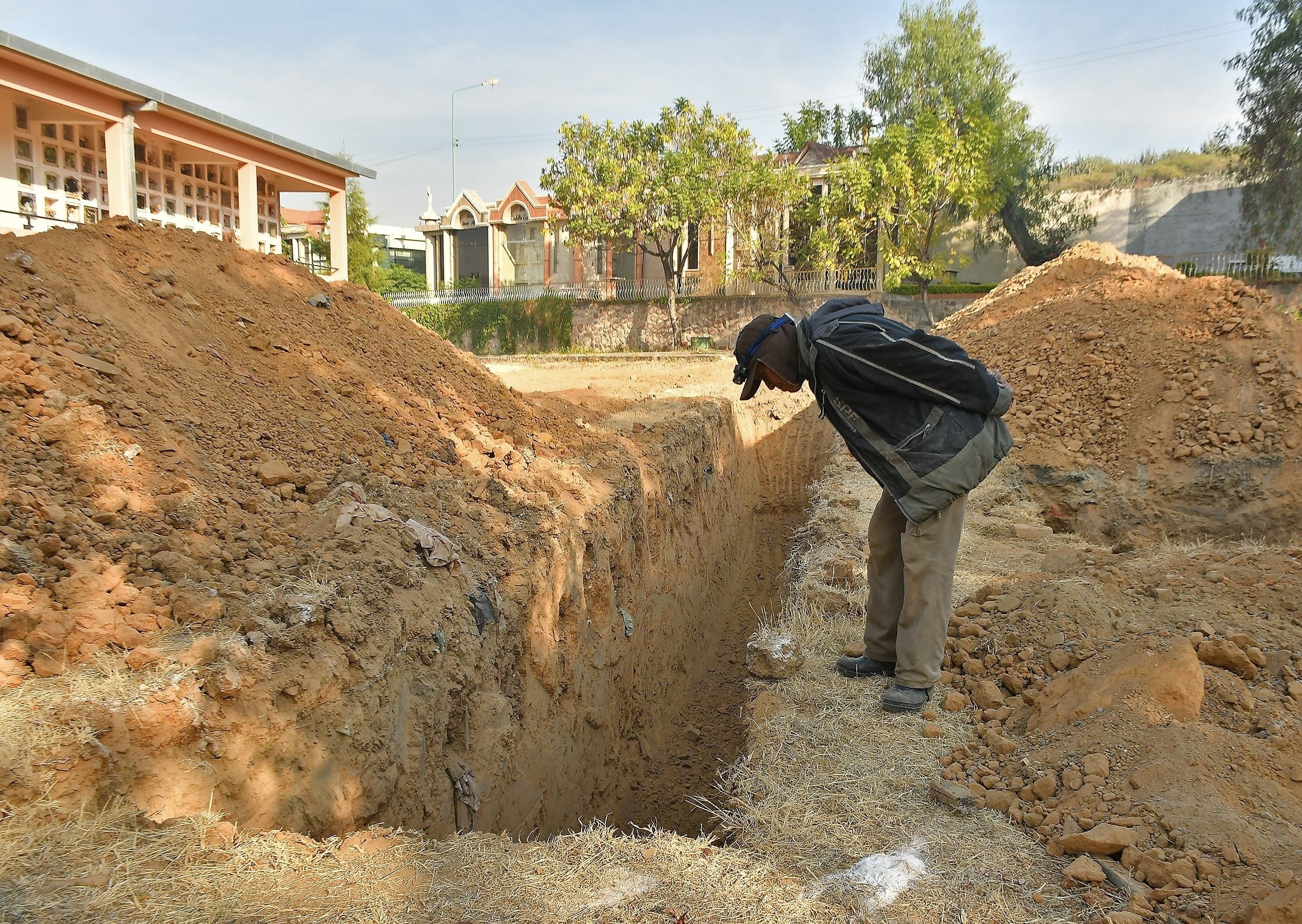 Bolivianos rechazaron fosas en cementerio colapsado por temor a contagios