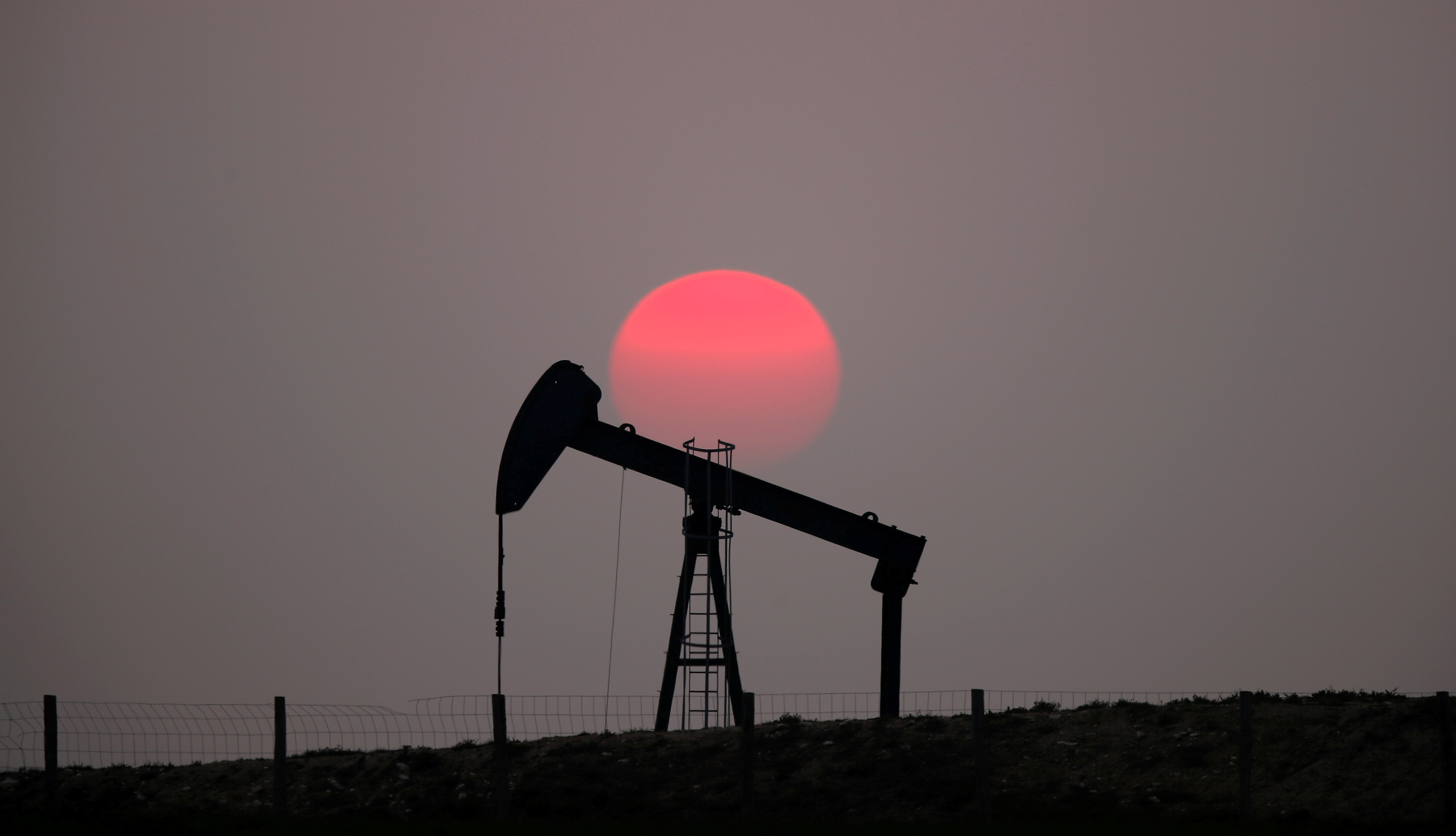 El petróleo sube en mercado optimista sobre plan de reactivación en EEUU