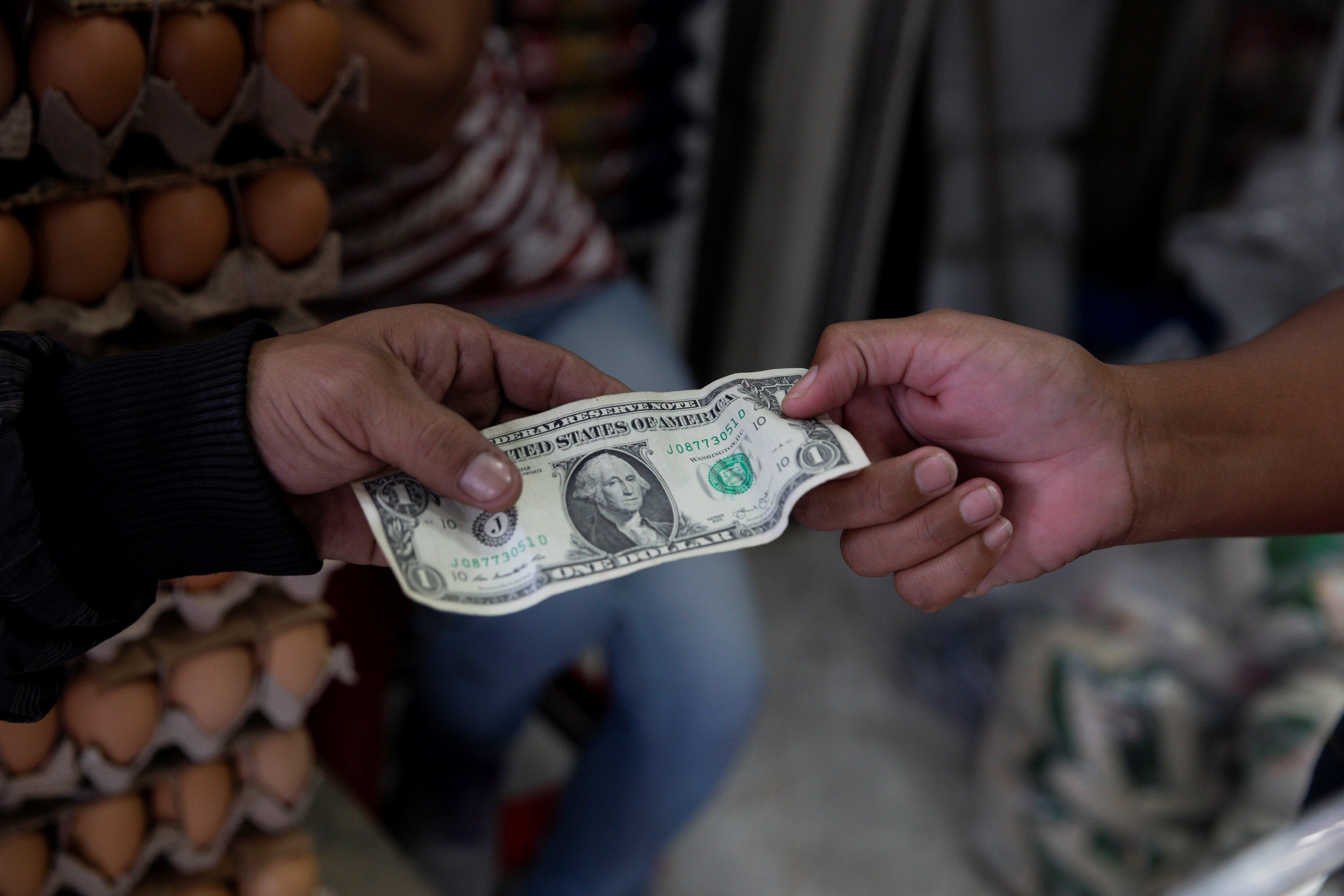 Por qué los precios en dólares también son víctimas de la inflación en Venezuela