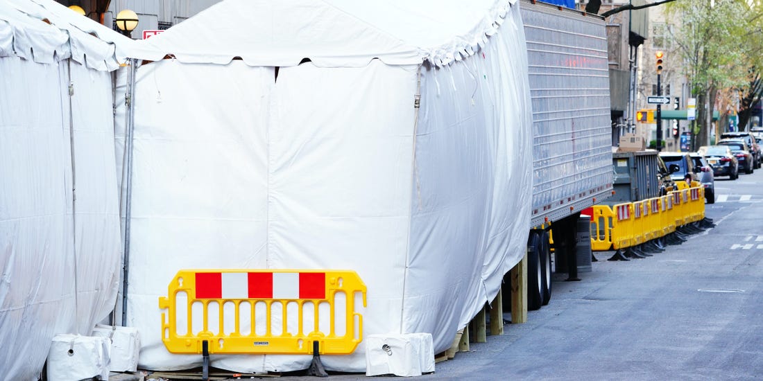 En Arizona y Texas comprarán camiones frigoríficos para aliviar las morgues
