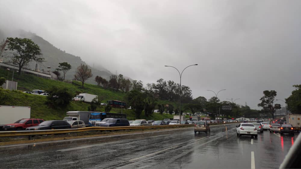Prevención: Pavimento húmedo y alcabalas generan fuerte retraso en la Autopista Gran Mariscal de Ayacucho #7Jul (FOTOS)