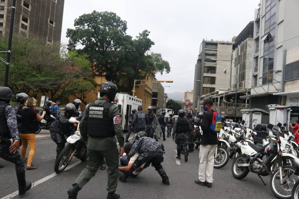 Denuncian agresiones y detenciones durante protesta de pensionados en Caracas #23Jul (VIDEO)