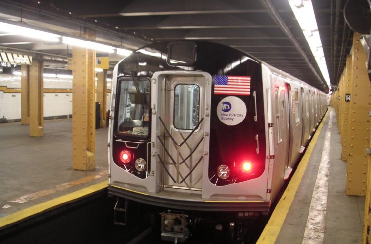 Policía le dio tremenda golpiza a un hombre en el Metro de Nueva York (VIDEO)