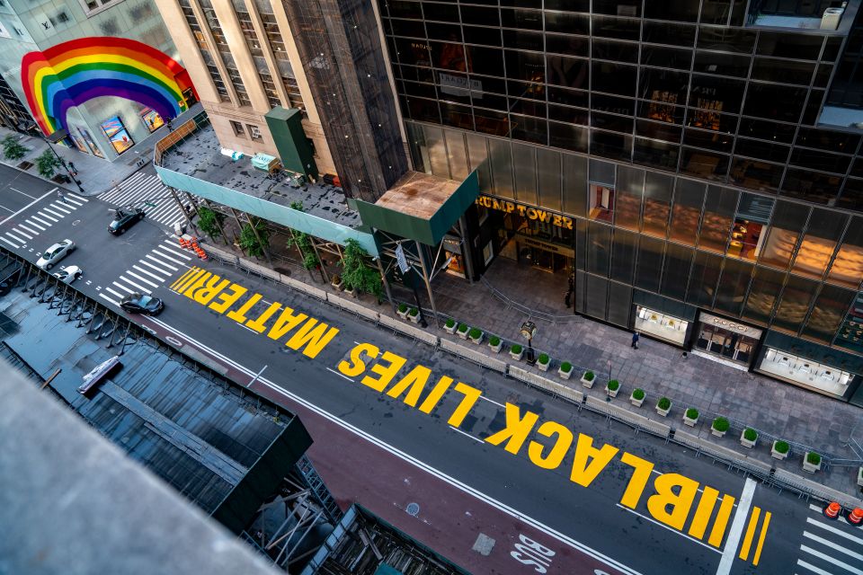 Vandalizaron mural de Black Lives Matter frente a la torre Trump en Manhattan