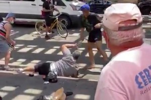 ¡Se volvió loca! Golpeó a varias personas, robó a anciana y luego se desnudó en plena calle de Nueva York (VIDEOS)
