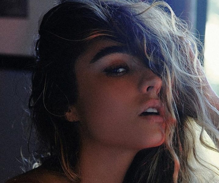 ¡Qué calor! Sommer Ray se puso a brincar en diminuto cachetero y encendió las redes (VIDEO)