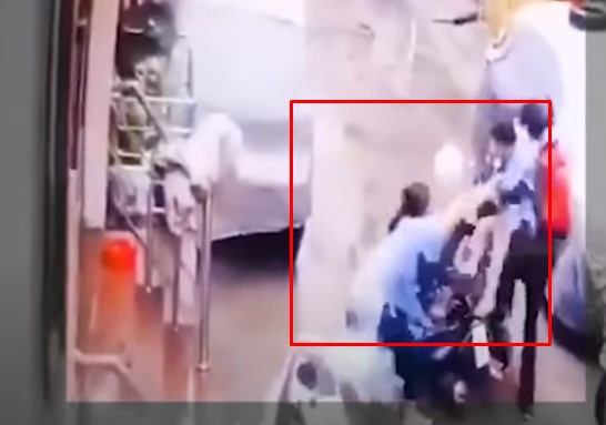 Madre valiente le saltó encima a unos malandros para evitar el secuestro de su hija… ¡Y lo logró! (VIDEO)