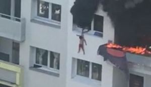 Impactante: Niños saltaron desde más de 10 metros para salvarse de las llamas (VIDEO)