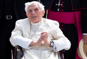 Los rumores de la salud de Benedicto XVI aumentan tras última entrevista a su secretario