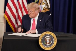 Trump firmó orden ejecutiva con beneficios para afectados por la pandemia en EEUU