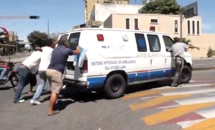 ¡El colmo! Tuvieron que empujar una ambulancia que se quedó sin gasolina en Barquisimeto (Video)