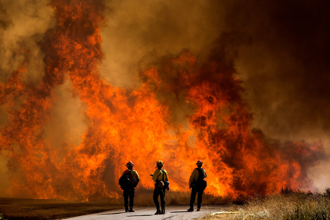 Incendios forestales en el sur de California obligaron a la evacuación de casi 8,000 personas (FOTOS)