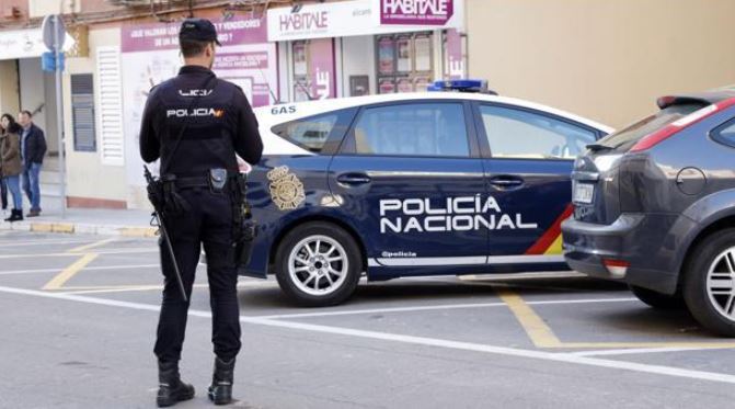 Horror en España: Fue violada por tres compañeros de clases en un estacionamiento
