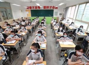 Estudiantes de Wuhan vuelven a las clases presenciales y sin el uso obligatorio de mascarillas