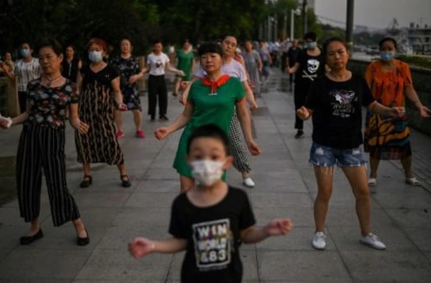 En el epicentro de la pandemia, los habitantes de Wuhan abandonan la mascarilla