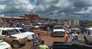 Así es el caos que viven conductores en Guárico para poder echar gasolina #1Ago (Video)