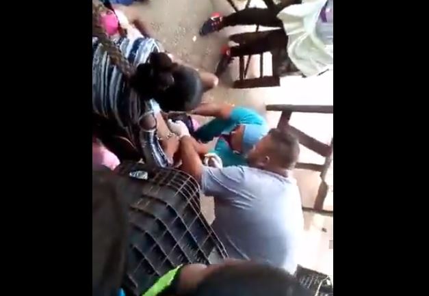En plena crisis por Covid-19, una enfermera auxilió su parto en una calle de Maracaibo (Video)