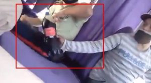 ¡Matraqueo! PoliCaracas se subió a una camionetica para extorsionar al chófer… le sacó la plata y el “fresco” (VIDEO)