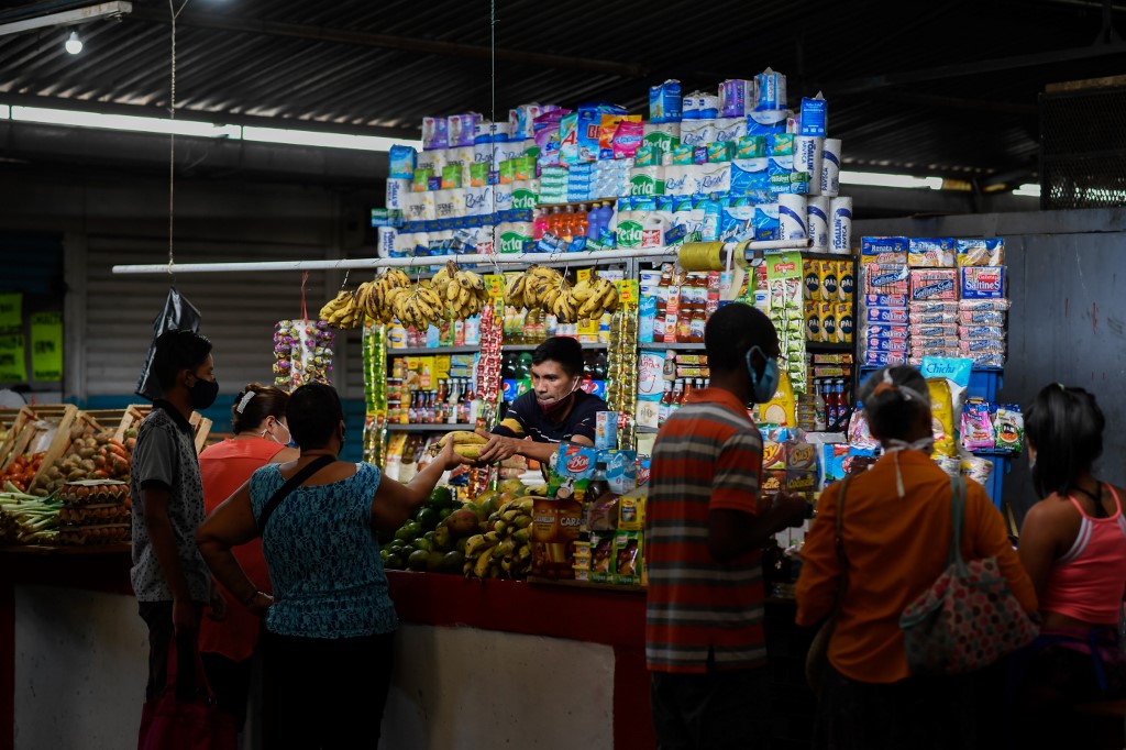 El dólar y el salario ahogan la cesta alimentaria en Venezuela