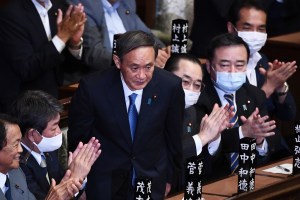 El Parlamento de Japón designa como nuevo primer ministro a Yoshihide Suga