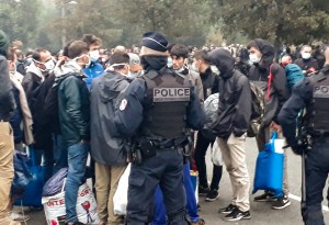 La policía desmantela un campamento con cientos de migrantes en Francia