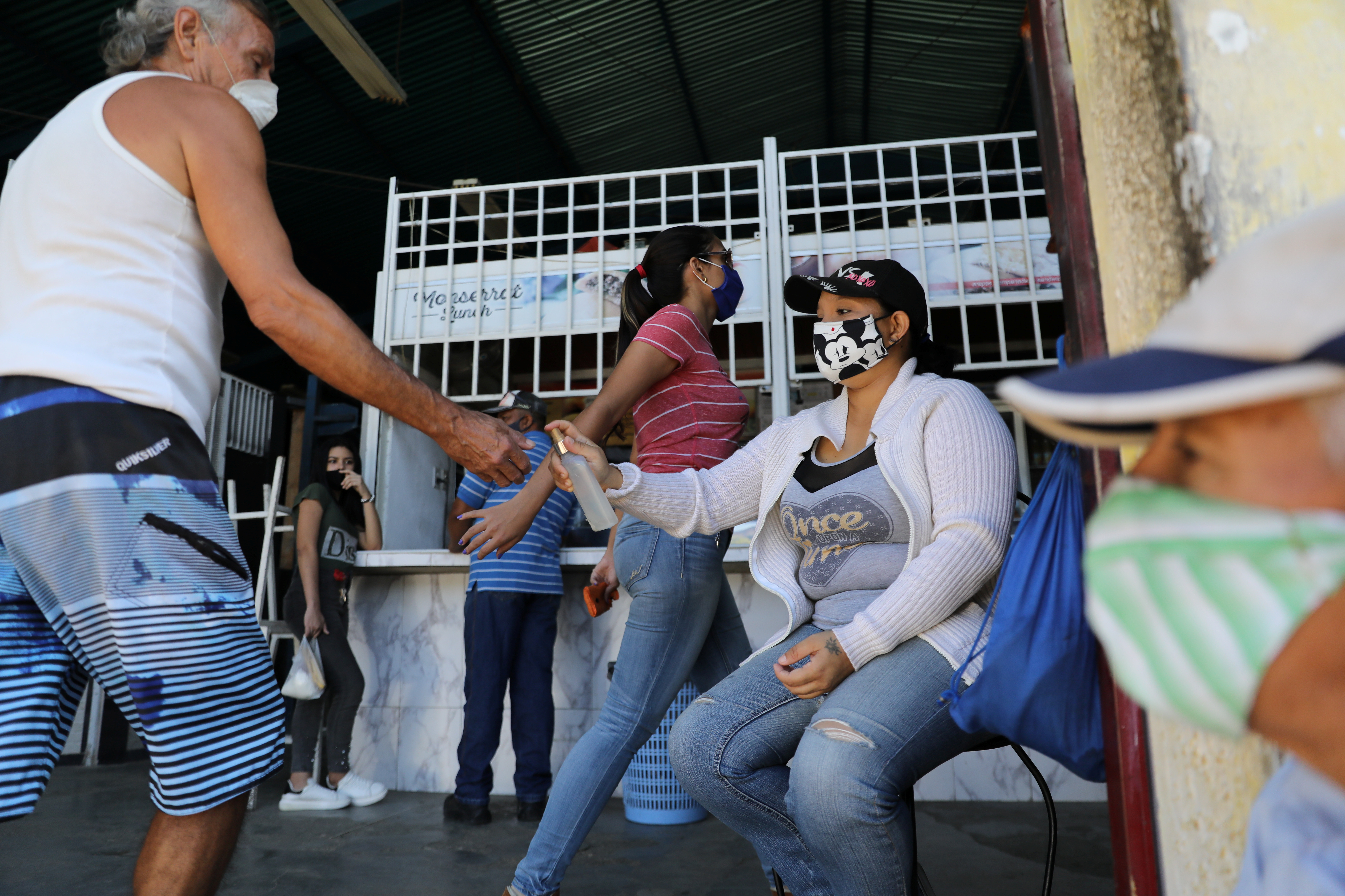 Venezolanos, buscando lo que haya para mantener a raya al Covid-19