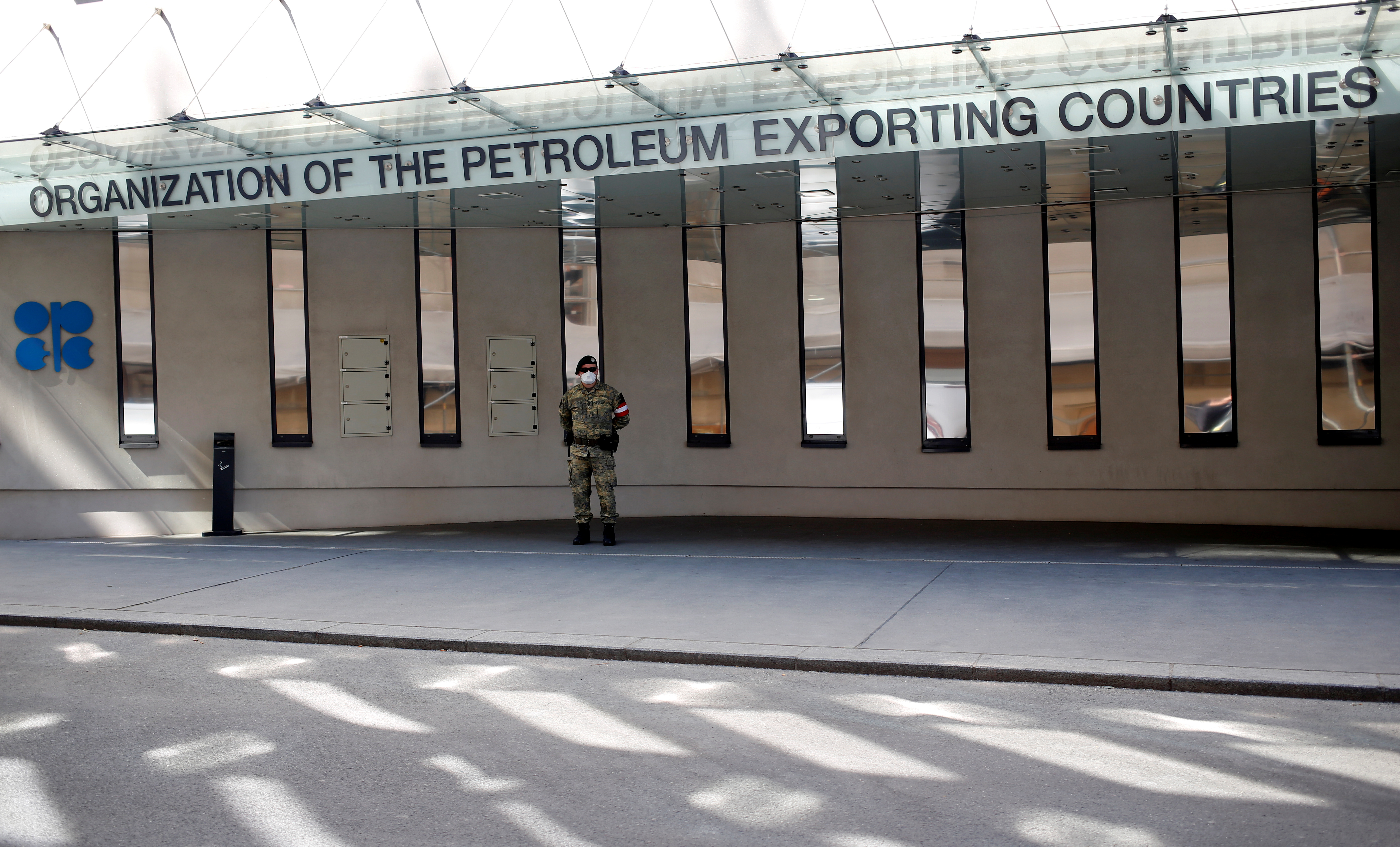 El ministro de Petróleo iraquí espera un acuerdo para aumentar sus exportaciones de crudo