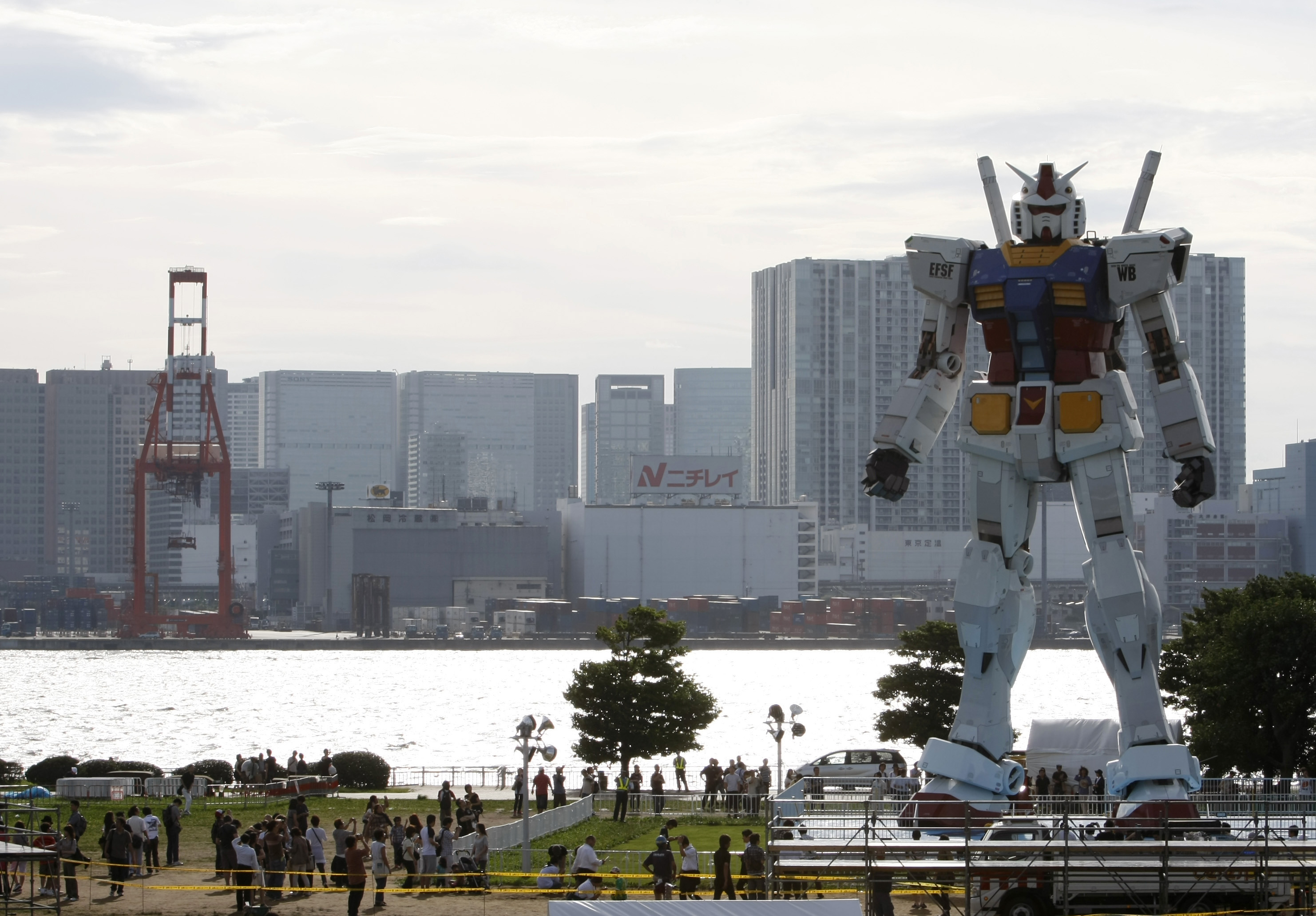 Video de robot gigante en la bahía de Yokohama recibe millones de vistas en Twitter
