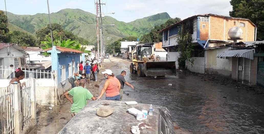 Más de 2.000 personas intentan recuperarse tras arrase del río El Limón