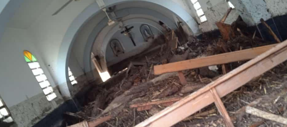 Habitantes del Río Limón rescataron imagen de Jesús intacta, en Iglesia destruida por la crecida (Fotos)