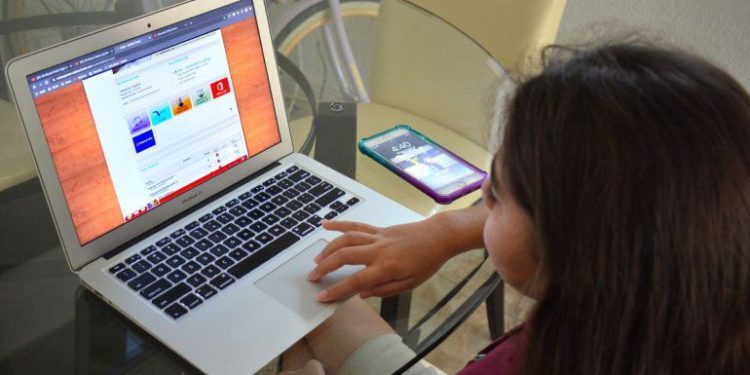 Autoridad escolar de Miami suspende el uso de red de aprendizaje a distancia