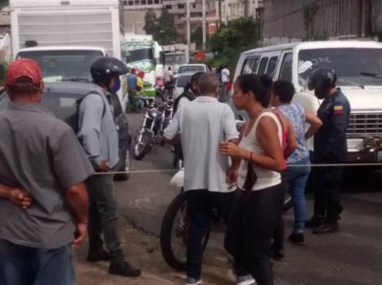 En Petare se cansaron de la sequía: Trancaron La Dolorita y exigen agua para sus hogares #28Sep (FOTOS)