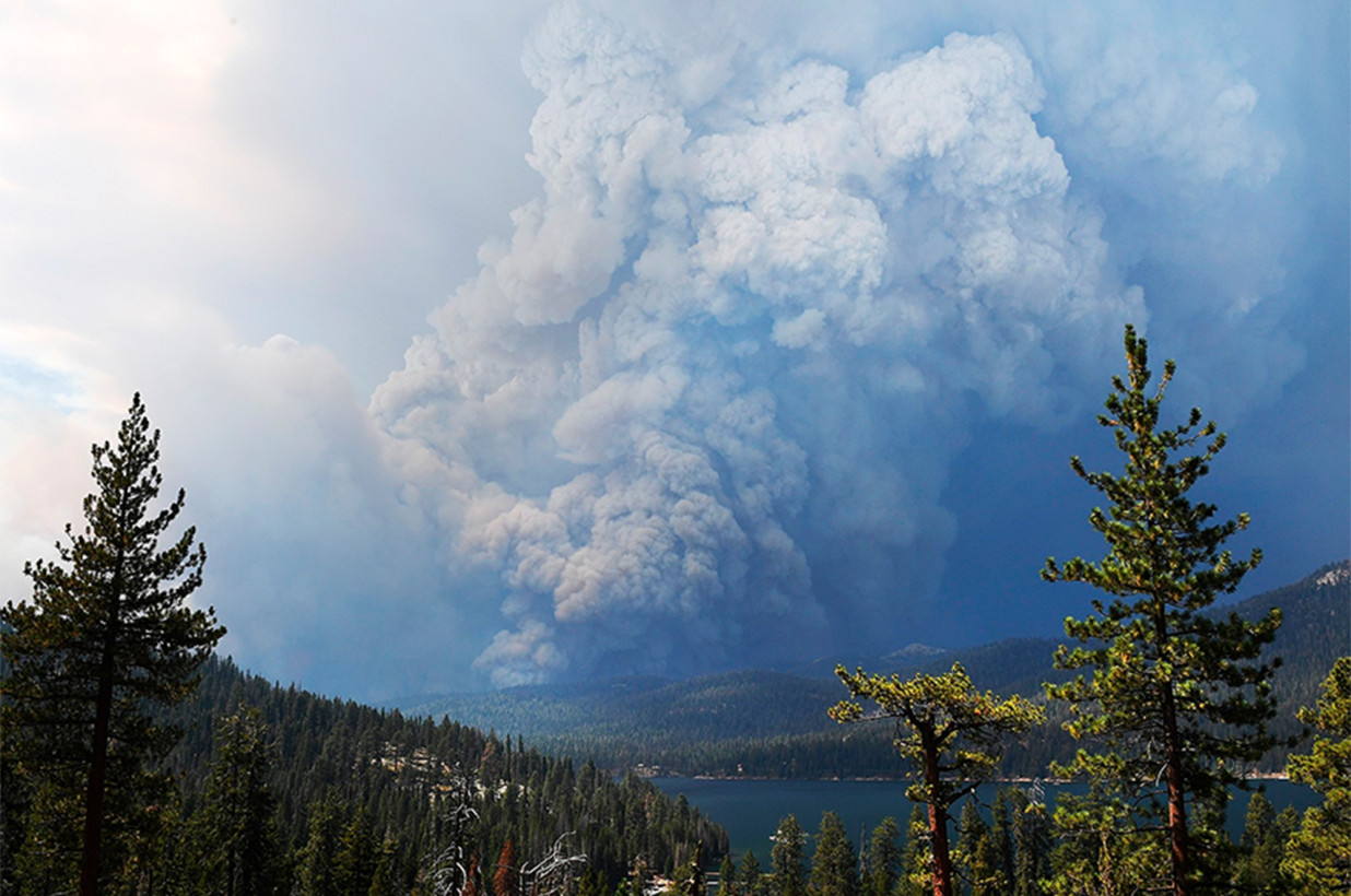 Bomberos rescatan a californianos atrapados del incendio del Parque Nacional Sierra