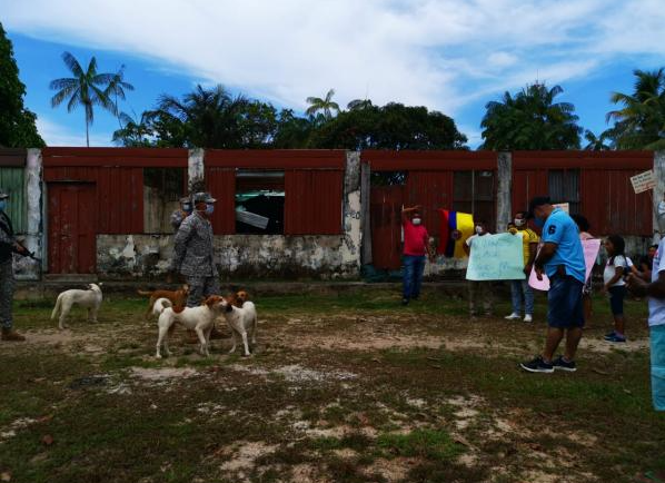 Colombianos son víctimas del acoso de los guardias venezolanos en la orilla de un río fronterizo