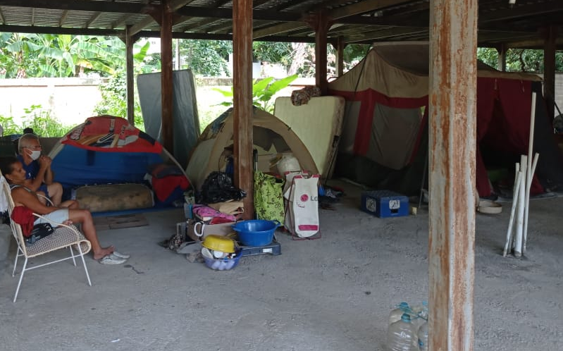 A las familias damnificadas de El Limón les tocó improvisar un refugio tras inundaciones (FOTOS)