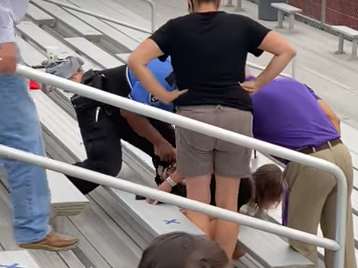 Una madre fue electrocutada y arrestada en un juego de fútbol escolar por no usar máscara (VIDEO)