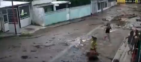 Nueva crecida del río en El Limón aterroriza a los vecinos (VIDEOS)