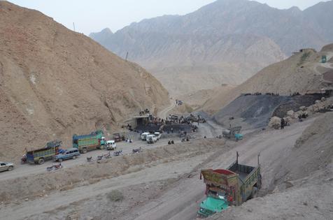 Al menos 18 mineros mueren en un derrumbe de una mina en Pakistán