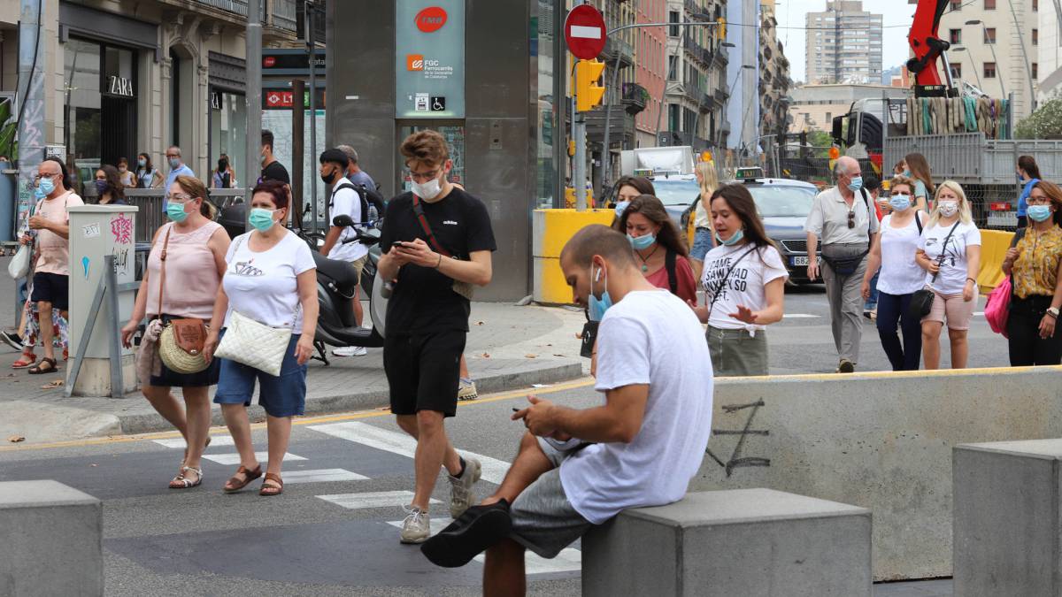 Después de Madrid, España confina parcialmente otras dos ciudades