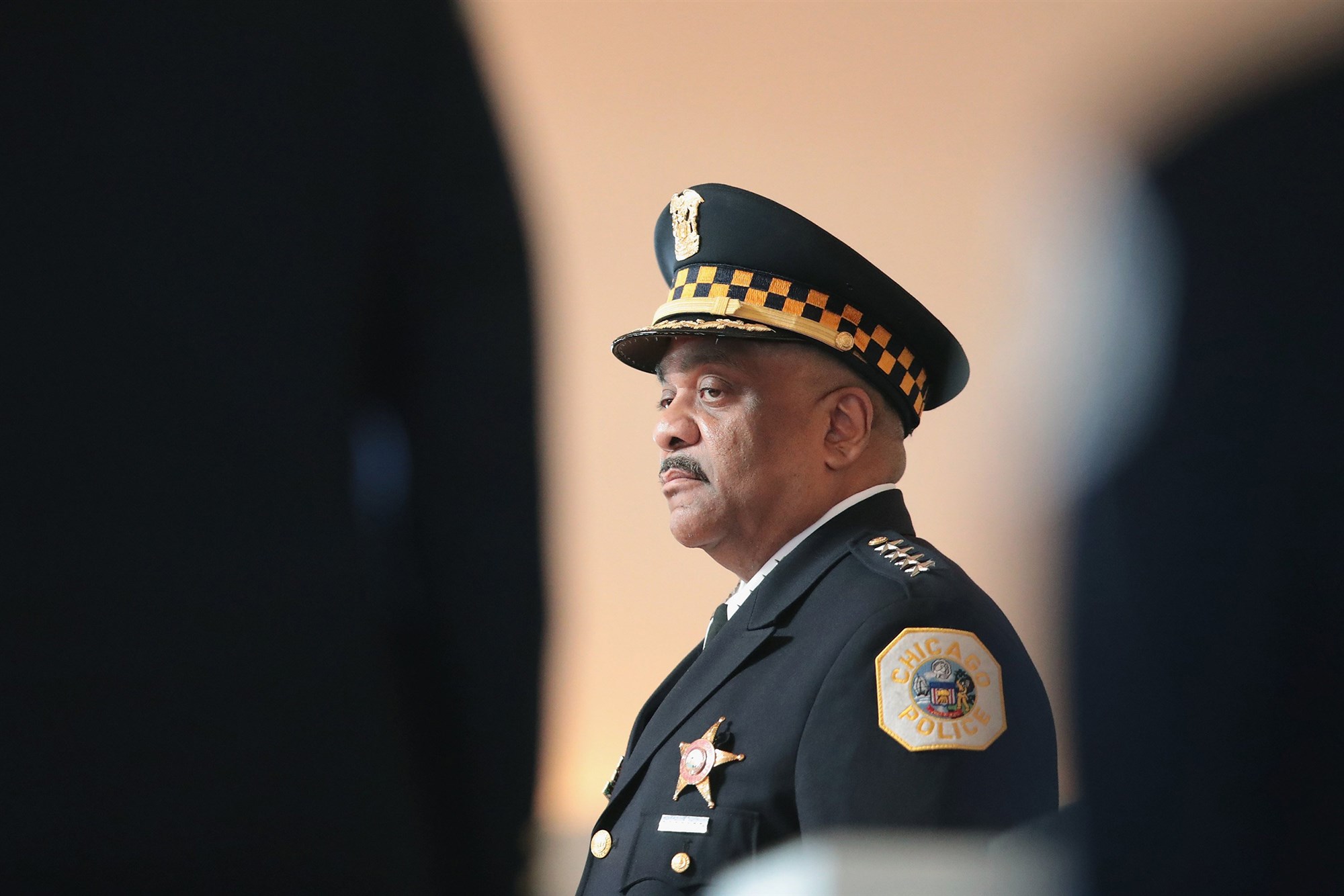 Oficial de Chicago demanda a exjefe de policía por agredirla sexualmente durante años