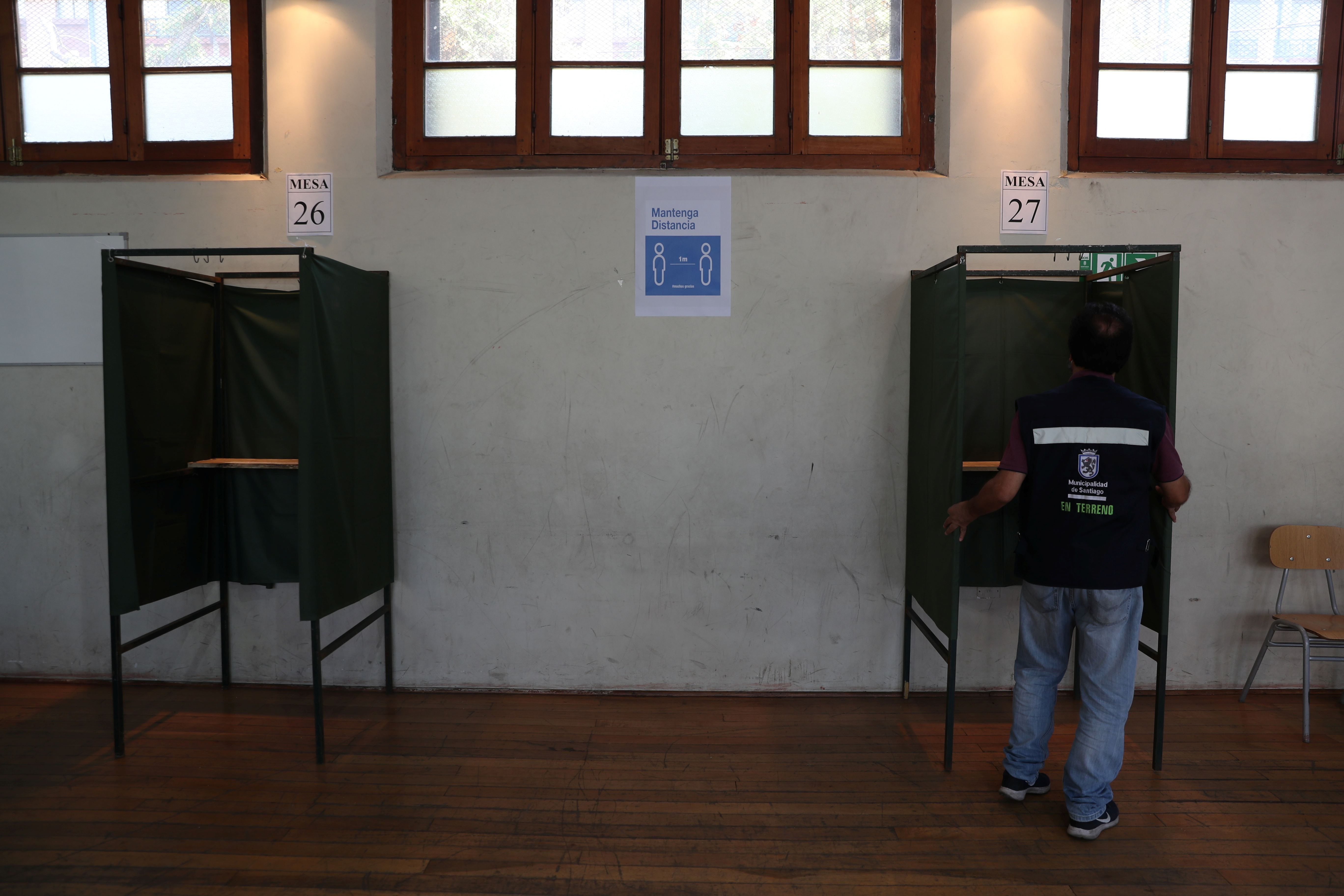 Chilenos votan con mascarillas si avanzan hacia nueva Constitución