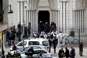 Policía francesa arrestó al sujeto que asesinó a tres personas en una iglesia (Fotos y Video)